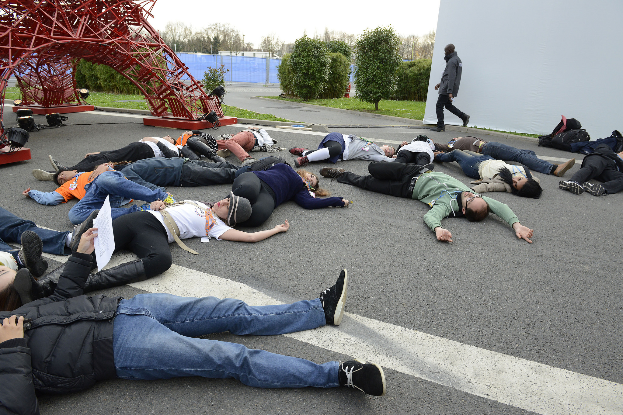 Flashmob organized by YOUNGO during “Youth and future generations’ Day” at COP21 ()Source